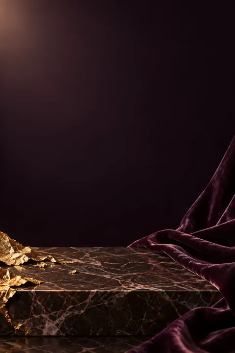 Aubergine Foil Atelier: lyric video Look, Luxury category