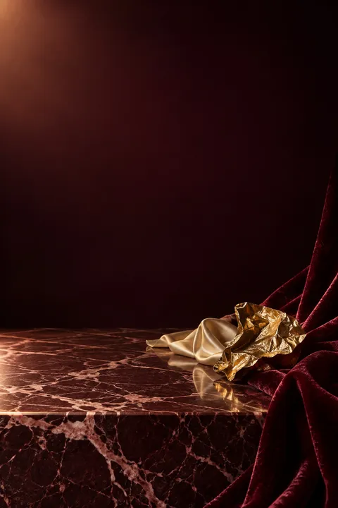 Bordeaux Gilded Cameo: lyric video Look, Luxury category